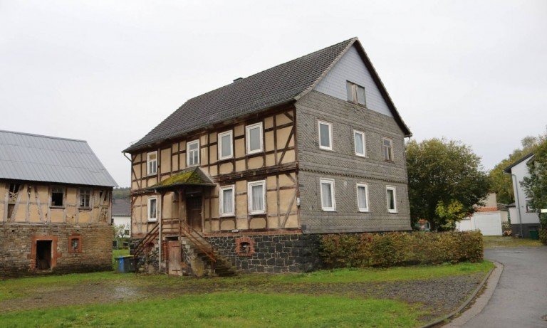  Gladenbach Einfamilienhaus Hofreite in Galdenbach OT, mit Scheune und Nebengeb�uden