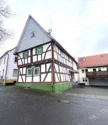  2 Wohnh�user (Neubau und Fachwerkhaus) in Heuchelheim-OT mit gro�em Grundst�ck