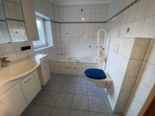  2 Wohnh�user (Neubau und Fachwerkhaus) in Heuchelheim-OT mit gro�em Grundst�ck