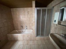 2 Wohnh�user (Neubau und Fachwerkhaus) in Heuchelheim-OT mit gro�em Grundst�ck